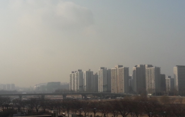 환경부 소속 국립환경과학원이 1월 15일부터 3월 30일까지 76일간 평창 동계올림픽과 패럴림픽이 개최되는 강원 지역을 대상으로 과학적인 대기질 감시 체계를 강화한다고 밝혔다. 참고사진은 서울의 하늘 모습 (사진=강해연 기자)