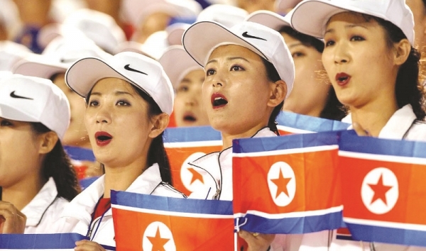 지난 2002부산아시안게임 때 북한이 파견한 미녀응원단이 인공기를 흔들며 응원하고 있다.