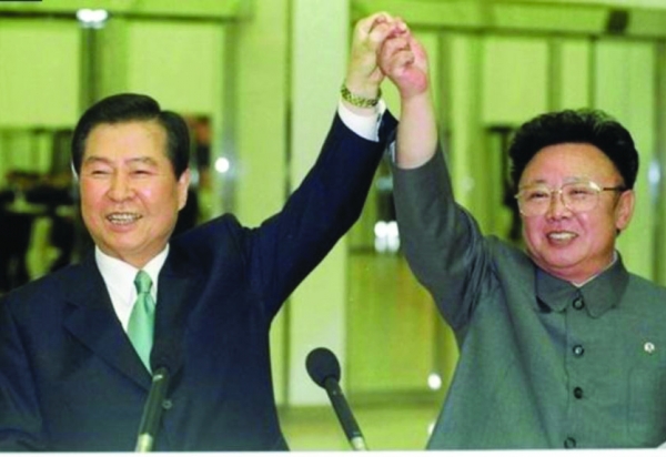 2000년 평양에서 6·15 남북 공동선언을 발표한 김대중 대통령과 김정일 .