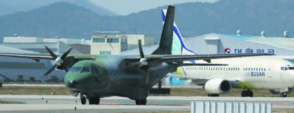 김해공항은 비좁다. 5공중기동비행단 CN-235 수송기 뒤로 저가항공사인 AIR부산의 여객기가 보인다.