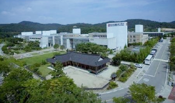 전통문화 전문 인력을 양성하는 한국전통문화대학교의 2018년도 신입생들은 평균 6.5:1의 경쟁률을 뚫고 합격했다. (사진=문화재청)