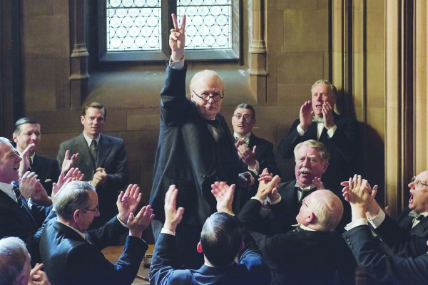 윈스턴 처칠이 지하철에서 시민들과 면담 후 자신의 사무실에 국회의원들을 모아놓고 즉흥연설을 하고 있는 영화 장면