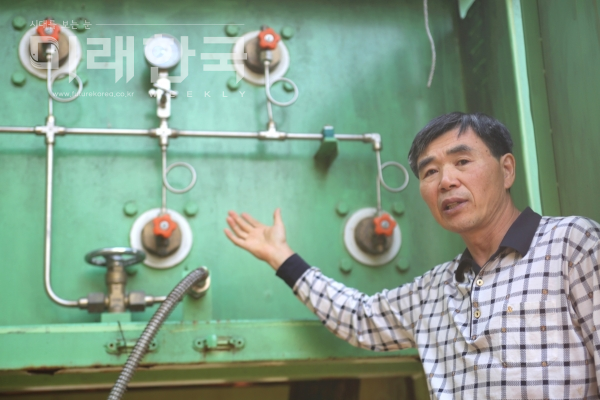 이민복 대북풍선단장이 자신의 작업장에 설치된 수소가스 탱크로리에 대해 설명하고 있다. / 미래한국