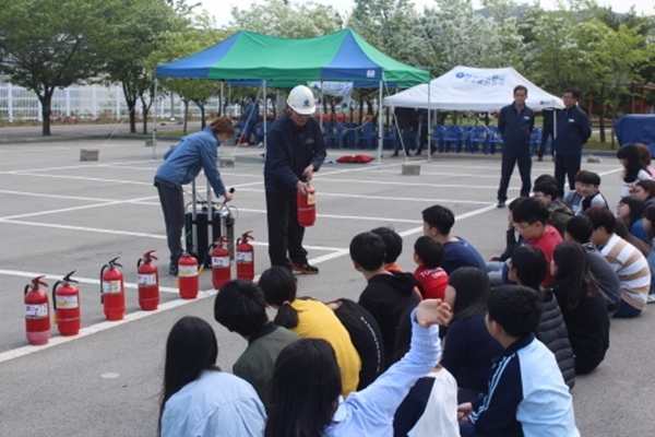 한국가스공사(사장 정승일) 통영기지본부는 2018년 재난대응 안전한국훈련의 하나로 한국가스공사 통영기지본부에서 인근 지역 초등학생 37명을 초청해 '어린이 초청 소방안전교육 행사'를 개최했다고 밝혔다.