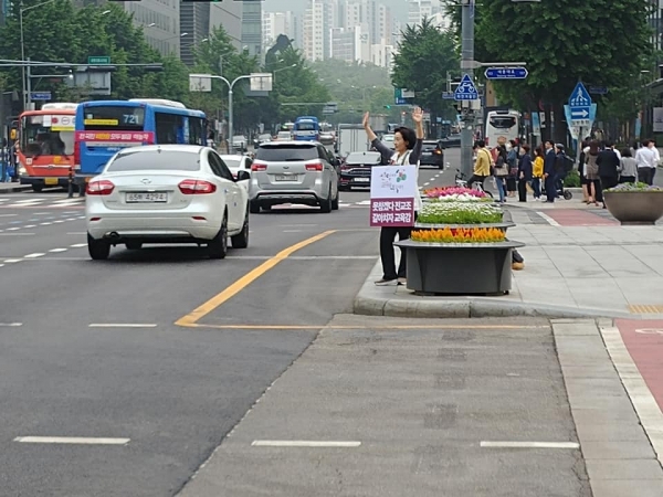 서울 광화문광장에서 피켓 시위를 하는 박선영 후보의 모습. 사진=박선영 후보 측 제공