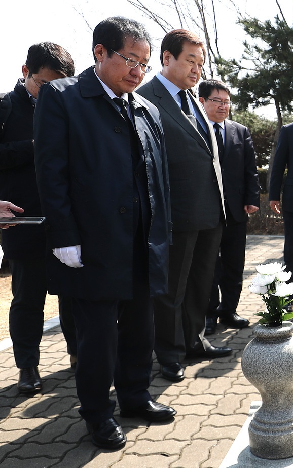 자유한국당과 보수의 미래를 위해서 두 분(김무성, 홍준표)은 책임을 져 주는 것이 정치적 도의에 맞다고 본다(본문 중)