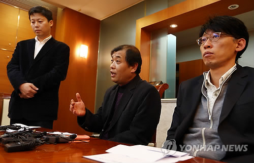 2012년 11월 8일 '김재철 MBC 사장 해임결의안 부결' 관련 기자회견장에서 이강택 전국언론노동조합 위원장(가운데)의 모습.