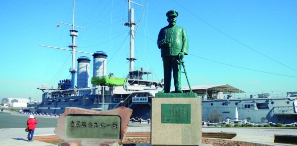 요코스카항에 있는 러일전쟁을 승리로 이끈 도고헤 이하치로 제독 동상과 미카사 전함.