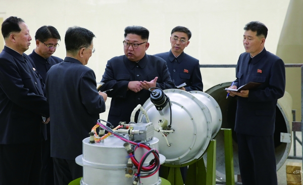 북한이 2017년 9월 3일 공개한, ‘화성-14형 핵탄두’ 사진. 안내판에 북한의 ICBM급 장거리 탄도미사일로 추정되는 ‘화성-14’의 ‘핵탄두(수소탄)’이라고 적혀 있다.