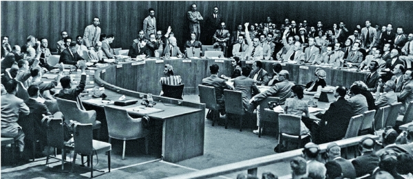 1950년 6월 27일 유엔 안보리 회의에서 소련 대표가 불참한 가운데 7개 이사국이 손을 들어 한국에 대한사 군지원을 결의하고 있다.