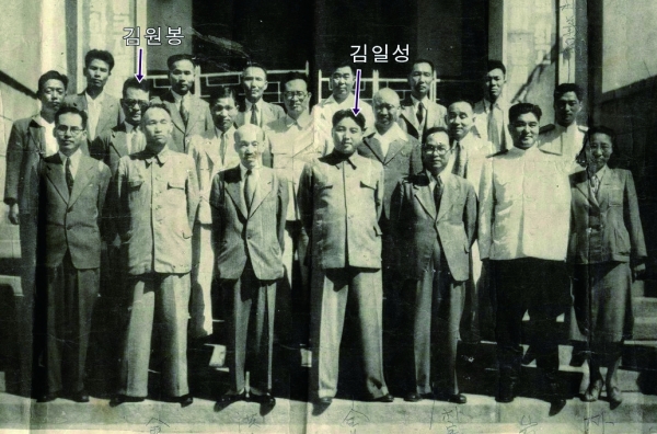 조선민주주의인민공화국 초기 내각 기념사진에 김원봉이 보인다. (미국 국립문서기록관리청(NARA))