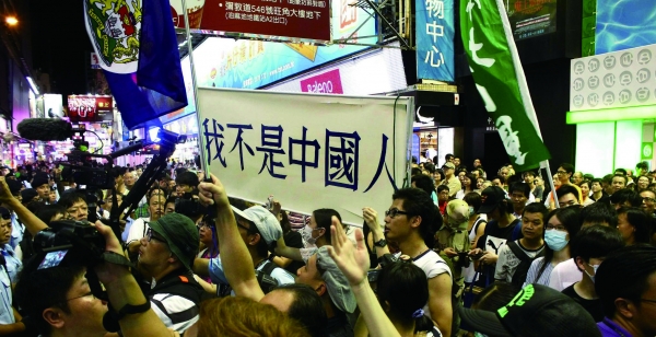 시위에 나선 홍콩 시민들이 자신들은 중국인이 아니라고 외치고 있다.