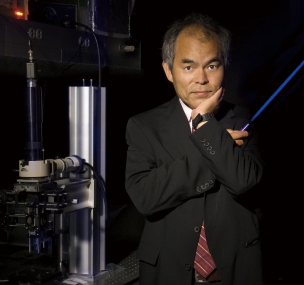 빛의 혁명을 이끈 나카무라 슈지. 그는 니치아화학공업에 재직 중 1993년 고휘도 청색 LED 개발에 성공한 공로로 2014년 노벨 물리학상을 수상했다. 그가 발명한 청색 LED로 오늘날 LED 디스플레이가 보편화 될 수 있었다.