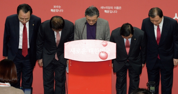 한국당 몰락의 서막 2016년 4·13 총선 공천 파행.  사과하는 이한구 공천관리위원장과 위원들. 한국당은 여전히 계파 갈등에서 벗어나지 못하고 있다.