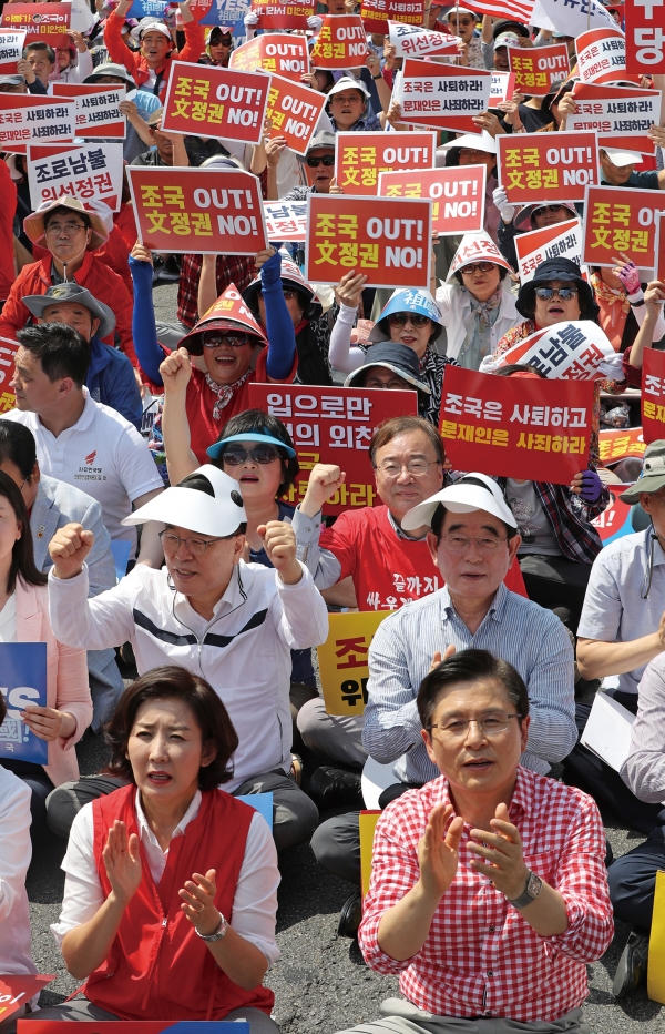 한국당의 대규모 장외 집회 모습. 보수 대통합을 이룰 수 있을지는 미지수다.