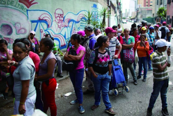 베네수엘라 카라카스 주민들이 정부가 배급하는 식량을 받기 위해 줄 서 있다.