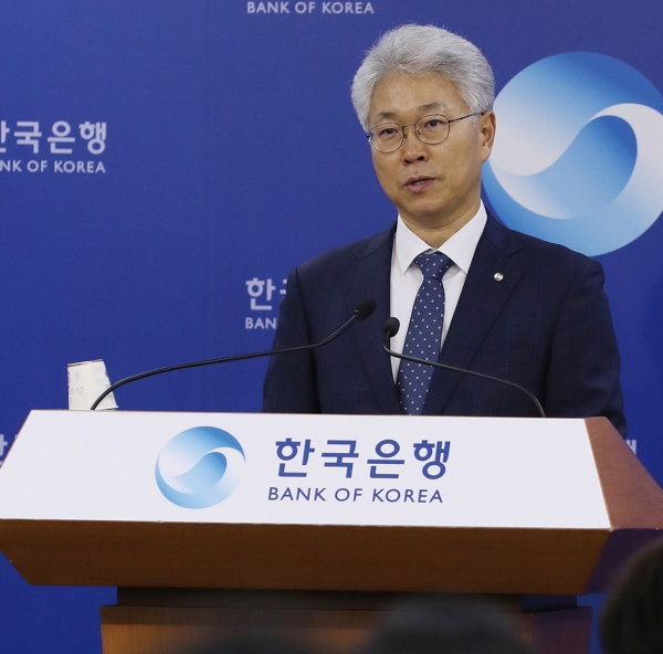 박양수 한국은행 통계국장은 10월 24일 올해 3분기 우리나라 경제성장률이 0.4%로 집계되었다고 발표했다. 올해 GDP 성장률은 2%도 어려울 것이라는 전망이다.