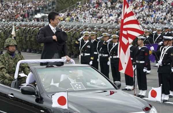 일본 자위대를 사열하고 있는 아베 총리 / 연합