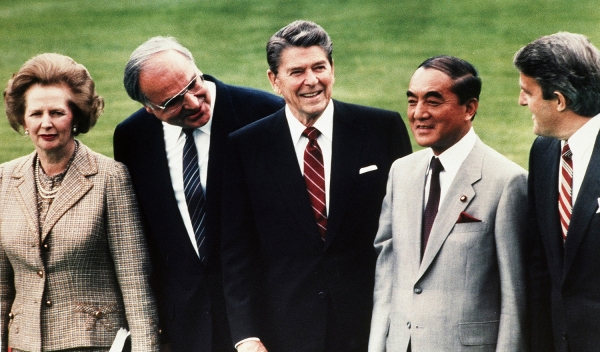 19080년대 냉전 시절 서방자유세계를 이끈 지도자들. 1985년 독일에서 열린 G7 정상회담 모습. 왼쪽부터 대처 영국 총리, 헬무트 콜 서독 총리, 레이건 대통령, 나카소네총리, 멀로니 캐나다 총리.