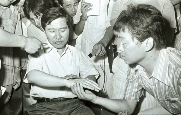 1973년 8월 8일 일본에서의 김대중 납치사건은 일본 정치권에도 큰 충격을 주었다. 일본 중의원 의회도 한국 정부에 강력하게 항의했다. 같은해 11월, 김종필 총리는 방일해 사과하고 재발 방지를 약속했다. 사진은 납치사건 직후 기자들과 만난 김대중 씨 / 연합
