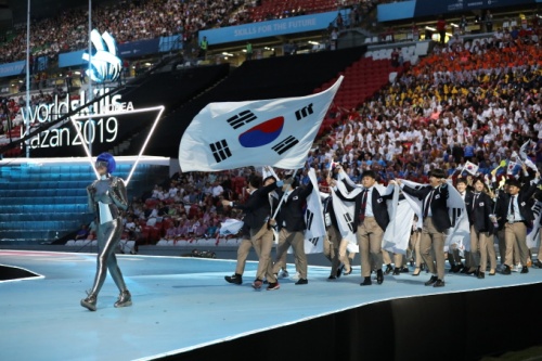 22일(현지시간) 러시아 카잔에서 개막한 제 45회 국제기능올림픽대회에서 대한민국 선수단이 입장하고 있다(산업인력공단 제공)