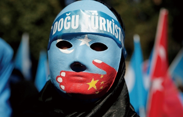 터키 이스탄불 중국 영사관 앞에서 중국의 위구루인 인권 탄압을 규탄하는 시위대 모습.