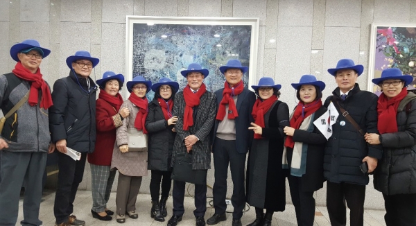 2019년 12월 30일 서울 광화문 한 찻집에서 미래한국과 만나 인터뷰한 은가비 봉사단 임원진, 회원들의 모습.