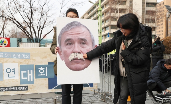 지난해 12월 13일 미 대사관 앞에서 해리스 대사의 코털을 뽑는 행사를 개최했던 반미단체들/ 연 합