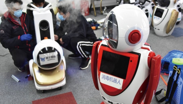 국공산당은 안면인식기능이 있는 로봇까지 투입하여 주민들 통제에 나섰다 ./ 신화사