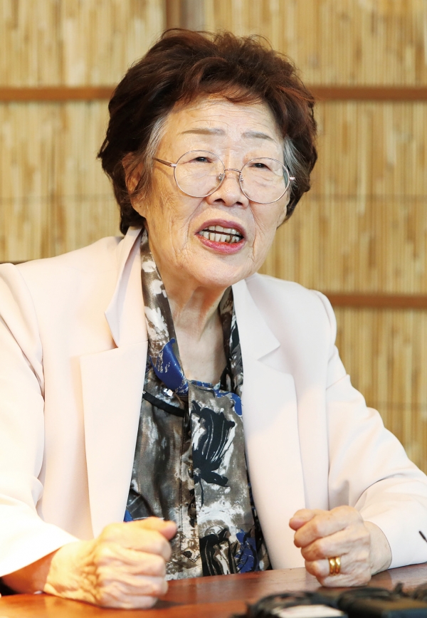 일본군‘ 위안부’ 피해 생존자인 이용수 할머니는 5월 7일 대구 모처에서의 기자회견에서 수요집회를 없애야 한다고 주장하며 관련 단체를 비난했다/. 연합
