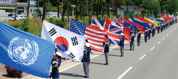 6·25 한국전쟁은 한국인들로 하여금 공산주의 보다는 민주주의를 택하게 하고 서방 자유진영 국가의 일원으로 만들었다.