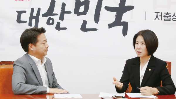 김미애 국회의원(우)과 김범수 미래한국 편집위원(좌)이 대담하고 있다.