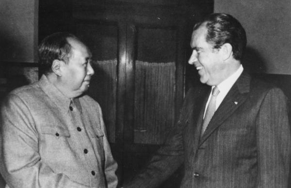 1972년 2월 21일 중국 베이징에서 만난 닉슨과 마오쩌둥. 중국을 포용하고자 했던 닉슨의 괌 독트린(Guam Doctrine 1969)은 중국공산당의 아시아 패권 확장을 초래시켰고 그에 따라 대한민국은 불필요한 어려움과 피해를 겪어야 했었다.