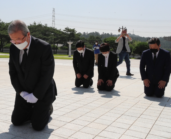 8월 19일 미래통합당 김종인 비대위원장을 비롯한 당 지도부는 광주 5·18 묘역을 찾아 무릎을 꿇었다. / 연합