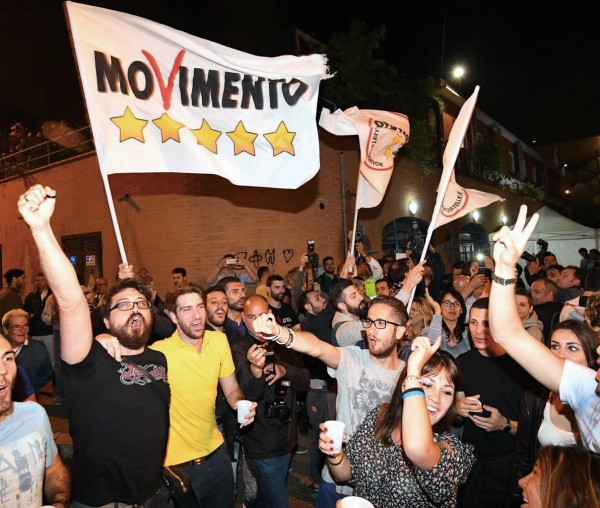 승리에 환호하는 이탈리아 청년정당, 오성운동(Five Star Movement) 지지자들.