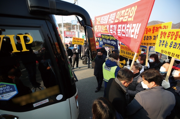 '원전은 우리가 지킨다' 들고 일어난 경주 월성 원전 인근 주민들. 1월 18일 더불어민주당 의원들이 탄 버스를 막으면서 원전 관련 왜곡을 중단하라고 시위를 했다. /연합