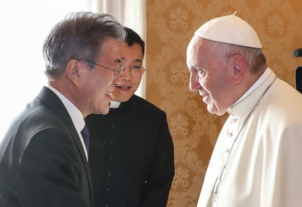 2018년 10월 18일(현지시각) 교황청을 공식 방문해 프란치스코 교황을 만난 문 대통령. 교황의 북한 방문을 성사시키려 했으나 북한의 종교 탄압 때문에 이뤄지지 않았다./연합