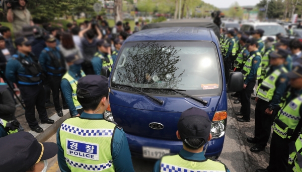 표현의 자유조차 막는 대북전단금지법은 미 의회에서조차 우려한다. 사진은 2018년 5월 5일 대북전단 풍선 차량을 통제하는 경찰.