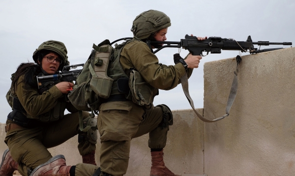 2018년 2월 5일 요르단 계곡에서 전투훈련 중인 남녀혼성대대 소속 이스라엘 여군./Times of Israe