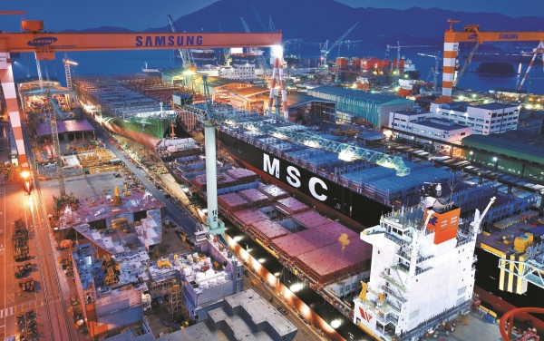 LNG선 특수로 한국의 조선소마다 드라이 도크는 쉴 틈이 없다, 사진은 거제 삼성중공업.