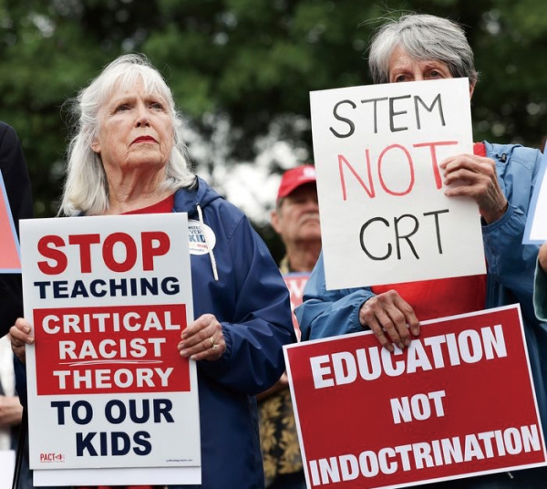 학교에서 비판적 인종이론 교육 중단을 요구하는 미국 시민들.