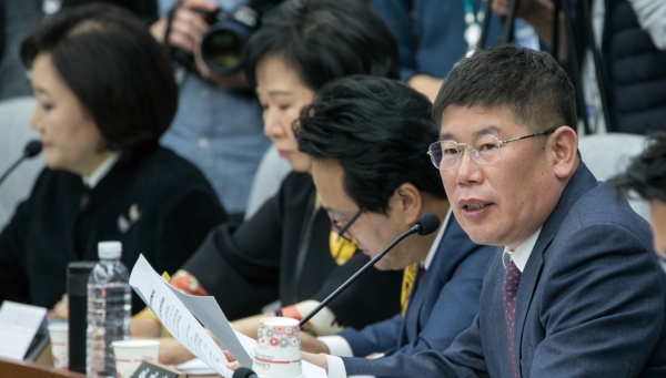 국정농단 청문회에서 질의하고 있는 김경진 의원.