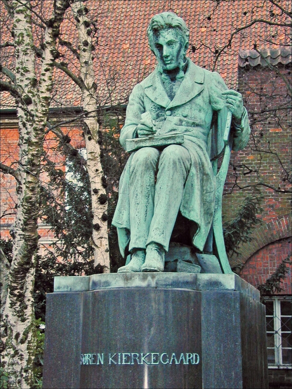 덴마크가 낳은 가장 위대한 철학자 키에르케고르 동상. 하나님의 구원이 없는 상태에서, 인간은 무기력하게 공포와 두려움의 감정에 휩싸일 수밖에 없다고 말했다.