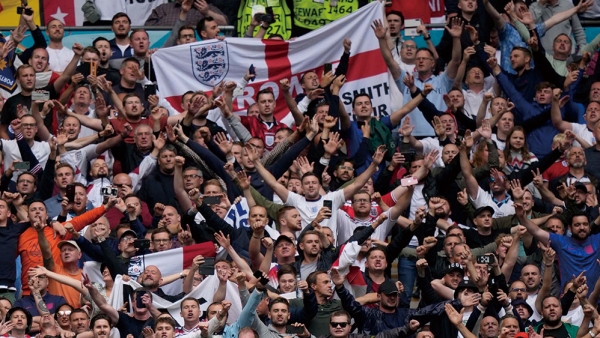 영국은 7월 19일부로 마스크를 벗었다. 사진은 축구 경기장에 운집한 영국 관중들의 모습.