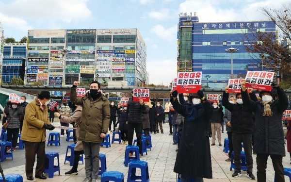 11월 23일 오후 성남 야탑역 광장에서 열린 화천대유 특검쟁취 경기도 대회. 김사랑 씨가 단상에 올라 연설했다.