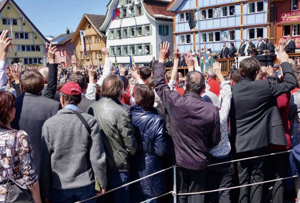 스위스는 직접 민주주의 제도가 활발히 운영되는 대표적인 국가다. 사진은 광장에서 주민들이 직접 참여하여 표결하는 모습.
