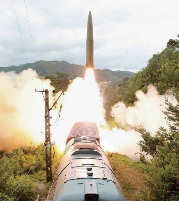 한미연합군 감시망을 피하기 위한 수단으로 북한은 철도를 이용한 미사일 발사 장면을 공개했다./북한중앙통신 연합뉴스