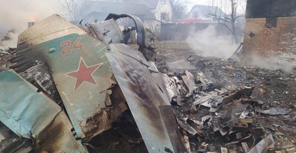 우크라이나군의 휴대용 지대공 미사일에 격추된 러시아 전투기 잔해