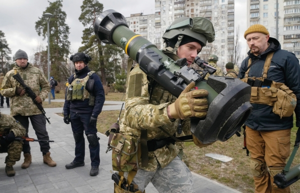 영국이 지원한 대전차 미사일 NLAW를 운반하고 있는 우크라이나군.
