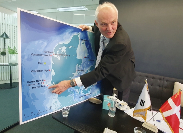 덴마크 지도를 펼쳐놓고 ‘에너지 섬’ 에 대해 설명하는 아이너 옌센 주한 덴마크 대사.